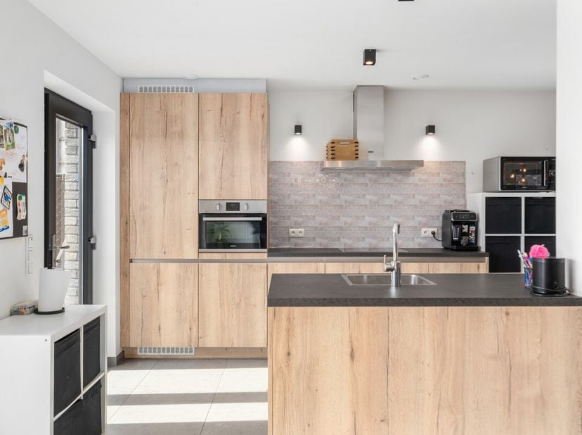 Deze recente halfopen woning combineert modern comfort met een praktische indeling. Dankzij deze indeling geniet je van heel veel licht in de leefruim