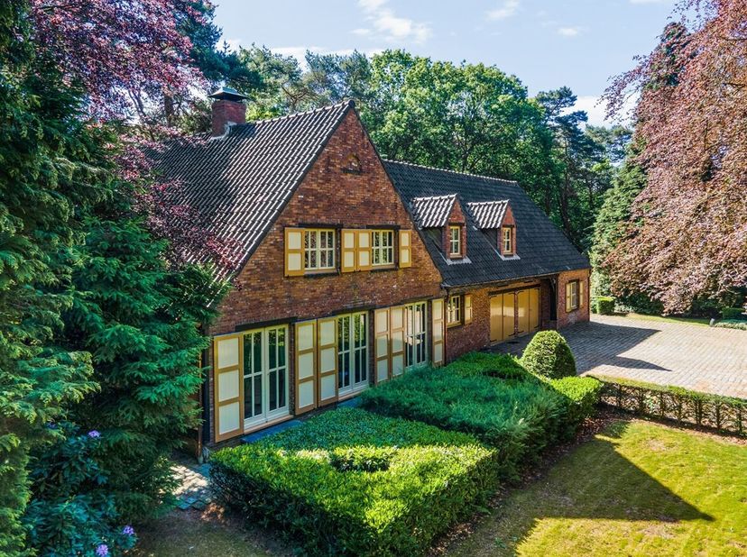 Karaktervolle villa met praktijkruimte op een uniek perceel van 4.337m² in Schilde<br />
Op een uitzonderlijk groen perceel, verscholen achter een bre