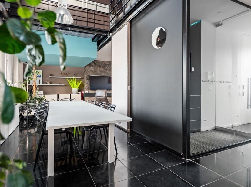 Deze unieke duplex-loft is gelegen op wandelafstand van het centrum van Wijnegem, nabij het Gemeentepark Wijnegemhof en Ternesse Golf, met een vlotte