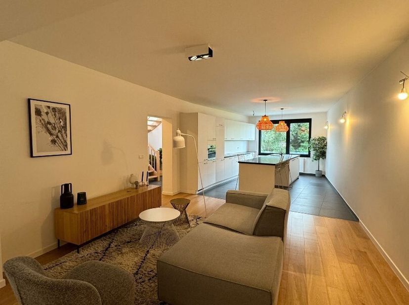 Dit prachtige appartement in de residentie OLIVIA in Vossem is onlangs gerenoveerd, en biedt een standaard van comfort en luxe. Het appartement is vol