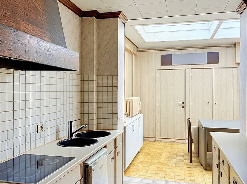 Deze woning is gelegen te Bredene en bestaat uit: inkomhal - keuken - kelder - living - berging - wasplaats - toilet - terras - tuin - 4 slaapkamers -