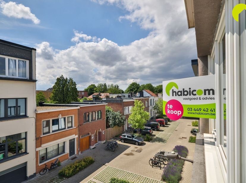 Op zoek naar een instapklaar appartement in een rustige, autoluwe tuinstraat in Deurne-Zuid? Dan is dit volledig gerenoveerde appartement op de tweede