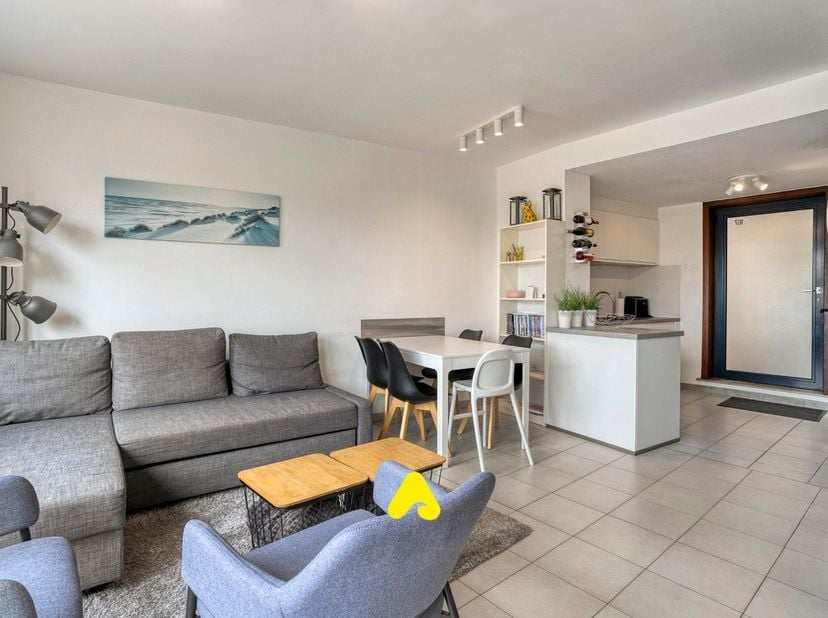 Duplex-appartement gelegen op de 1ste verdieping van de Residentie Calmeyn.<br />
<br />
Het appartement omvat een lichtrijke leefruimte met een open