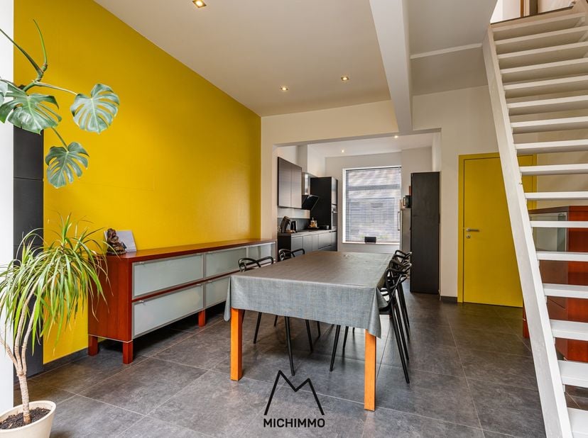Deze gerenoveerde woning&amp;nbsp;is 100% instapklaar en onmiddellijk bewoonbaar! De afgelopen jaren werd het huis compleet vernieuwd (nieuwe vloeren, lei