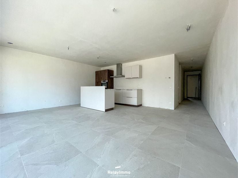 Appartement de 83,5 m2 situé au premier étage de la résidence "De Lille" avec deux chambres et terrasse de 12 m2.<br />
Hall d'entrée, wc séparé avec