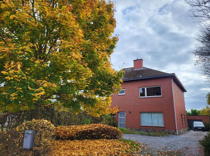 Deze charmante en instapklare woning is gelegen op een mooi perceel van 607 m² en geniet van een zuidgerichte tuin met garage bijgebouw. Dankzij de ui