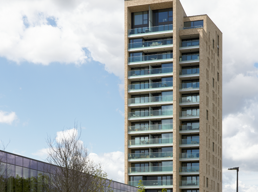 Zeer recent appartement op de 10e verdieping met mooi uitzicht op het kapertorenpark<br />
Bewoonbare oppervlakte +/- 75m², met kelderberging en een a