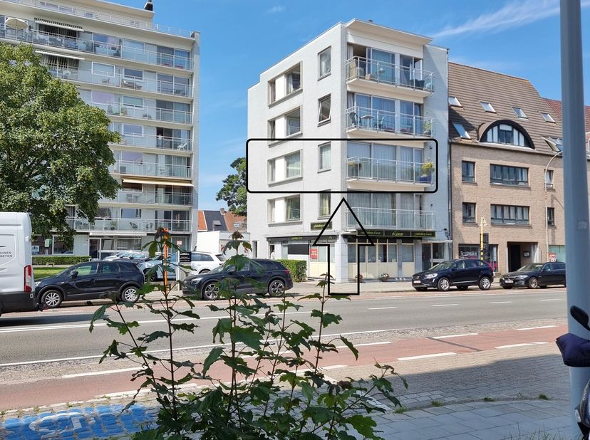 INSTAPKLAAR APPARTEMENT MET 3 SLAAPKAMERS -<br />
Ontdek dit zorgzaam en smaakvol gerenoveerde appartement op de tweede verdieping, gelegen op een uit