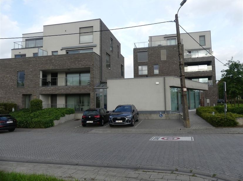 Exclusief 3- slaapkamer appartement met zicht op de Stuivenbergvaart en natuurgebied  Robbroek ! Dit hedendaagse appartement bied een volledig uitgeru