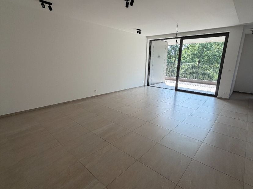 Prachtig appartement met 2 slpks en terras te huur in Lommel:Indeling: inkomhal, woonkamer met open keuken, berging, terras, nachthal, apart toilet, b
