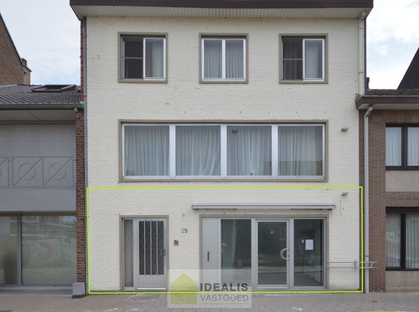 IDEALIS VASTGOED - Handelspand van +-185m² op een gunstige commerciële locatie, de Peltanusstraat te Pelt (Overpelt) met ruim voldoende parkeergelegen