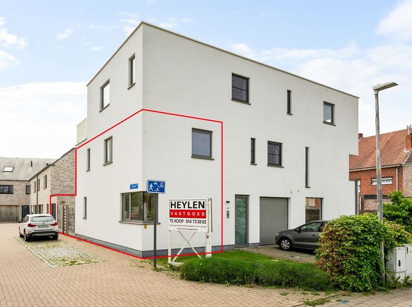 Duplex appartement met 2 slaapkamers, private tuin en garage<br />
Dit instapklare duplex appartement met 2 slaapkamers, private tuin en garage ligt o