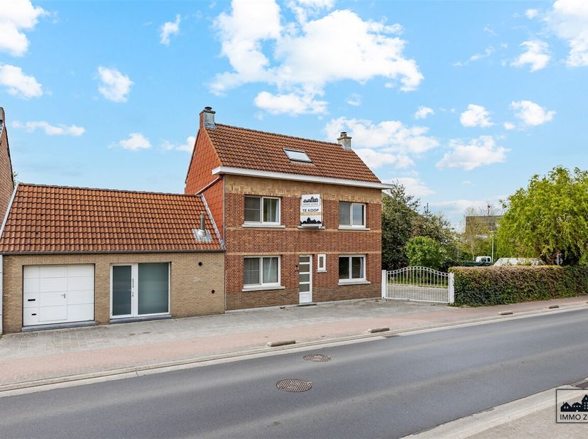 Ontdek deze ruime woning met een bewoonbare oppervlakte van 184 m² op een perceel van 467 m². Ideaal voor wie op zoek is naar ruimte en de mogelijkhei