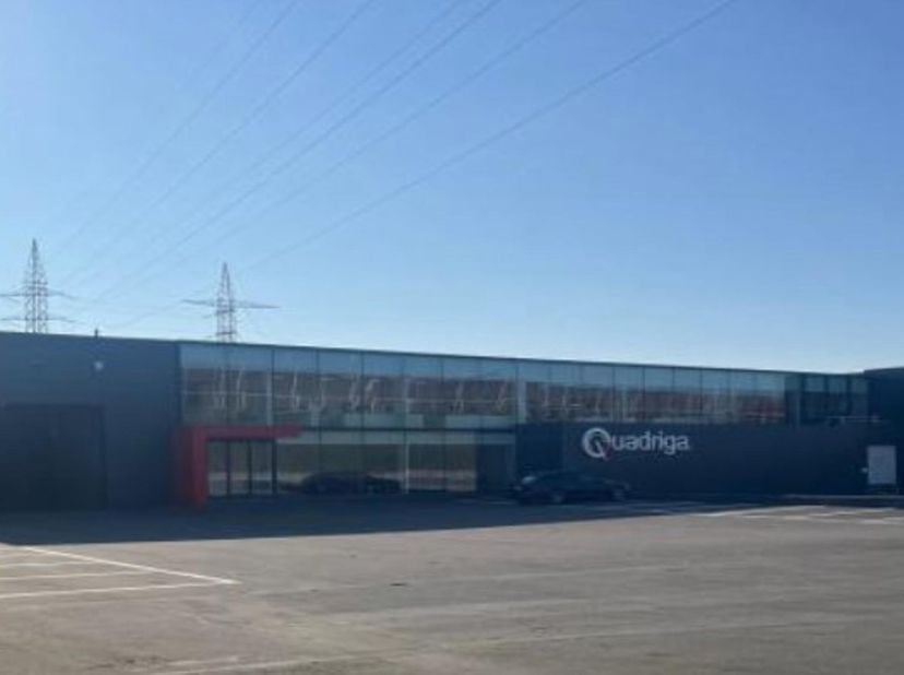 Ruime opslagruimte met kantoren te huur langs de Antwerpsesteenweg in Zwijndrecht, op een uitstekende locatie nabij de E17. Het pand omvat circa 8.037