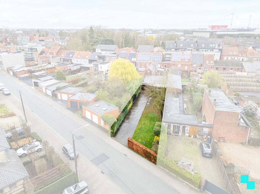 Deze aantrekkelijke bouwgrond van 422 m² is uitstekend gelegen nabij het centrum van Rumbeke, met een vlotte verbinding naar de E403 en AZ Delta. Dank