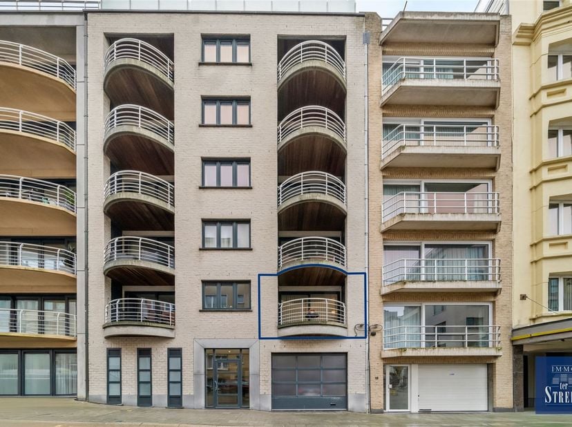 Dit ruime en lichtrijke appartement met drie slaapkamers is uitstekend gelegen in een rustige zijstraat van de zeedijk. Het appartement wordt bemeubel