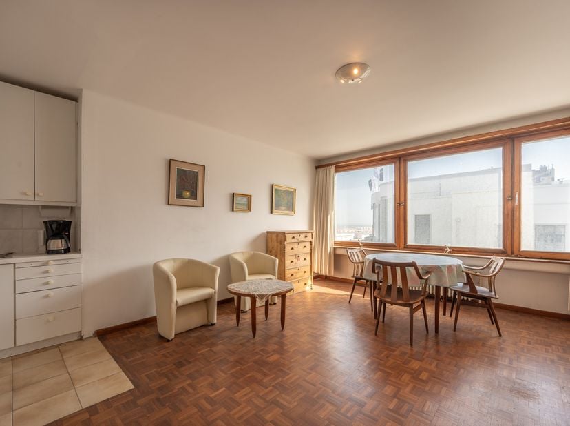 Aan het Casino van Knokke bevindt zich deze zalige studio met een mooi zijdelings zeezicht, gelegen op een bijzonder gegeerde locatie aan het Albertst