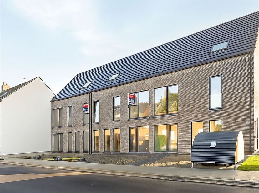 RUIME NIEUWBOUW WONING MET TUIN, 3 SLAAPKAMERS + GROTE INRICHTBARE ZOLDER<br />
Zeer goed bereikbaar door nabijheid van A12 en N16. Op wandelafstand