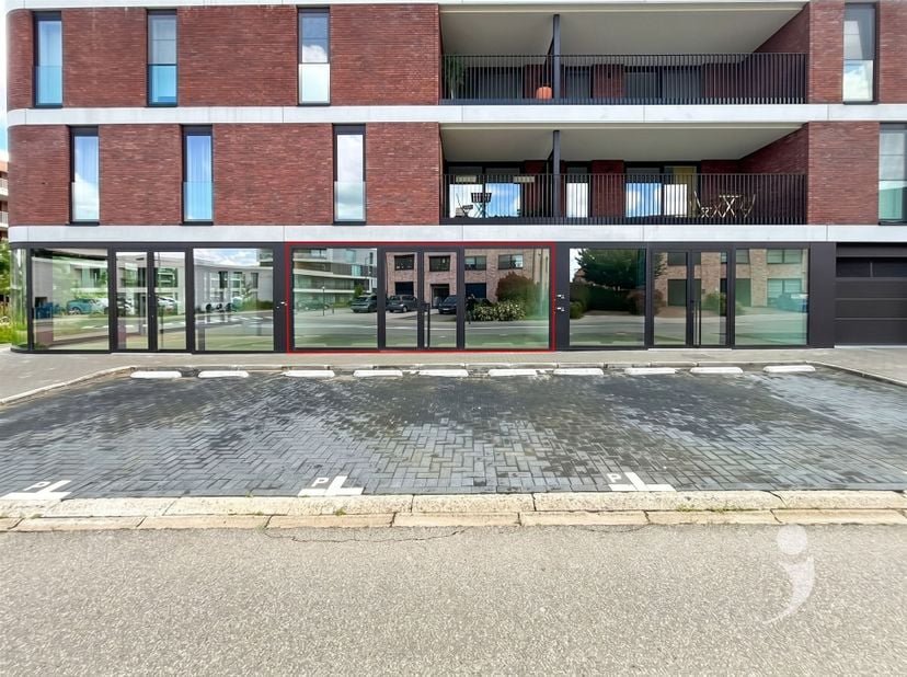 Êtes-vous à la recherche d'un espace commercial polyvalent dans un emplacement stratégique ? Alors ce local commercial brut à Herent mérite certaineme