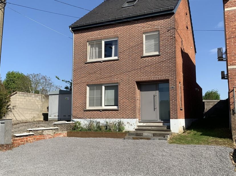 PLUSPUNTEN:<br />
+ vrijstaande woning<br />
+ rustige straat (zone 30)<br />
+ vrij uitzicht over de velden<br />
+ ruime zuid-oost georiënteerde tui
