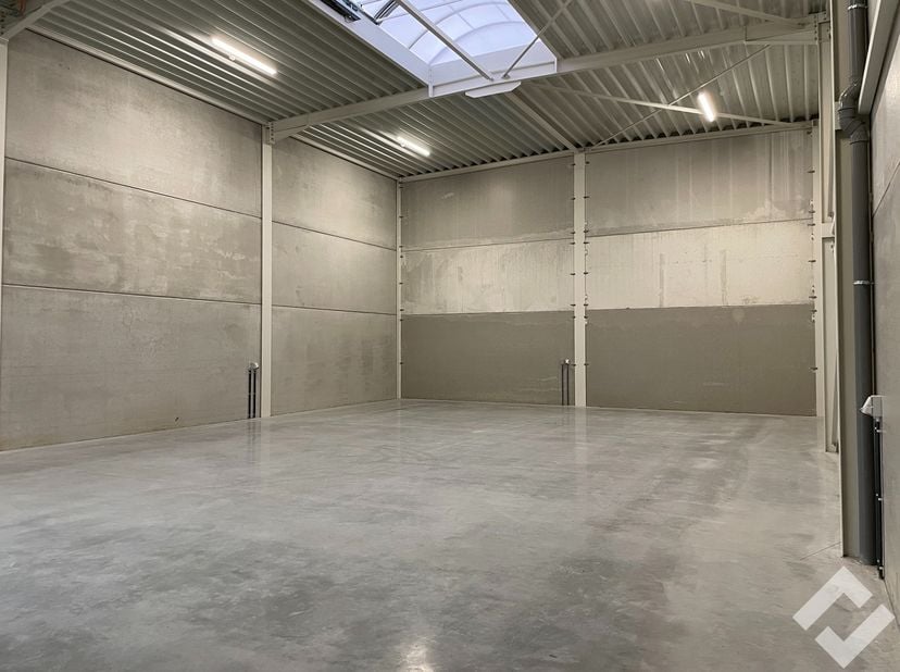 Bedrijvencampus Fenestra: KMO-units te huur!<br />
KMO-unit te huur met bruikbare vloeroppervlakte van 216m2. Deze nieuwbouwunit is gelegen in de indu