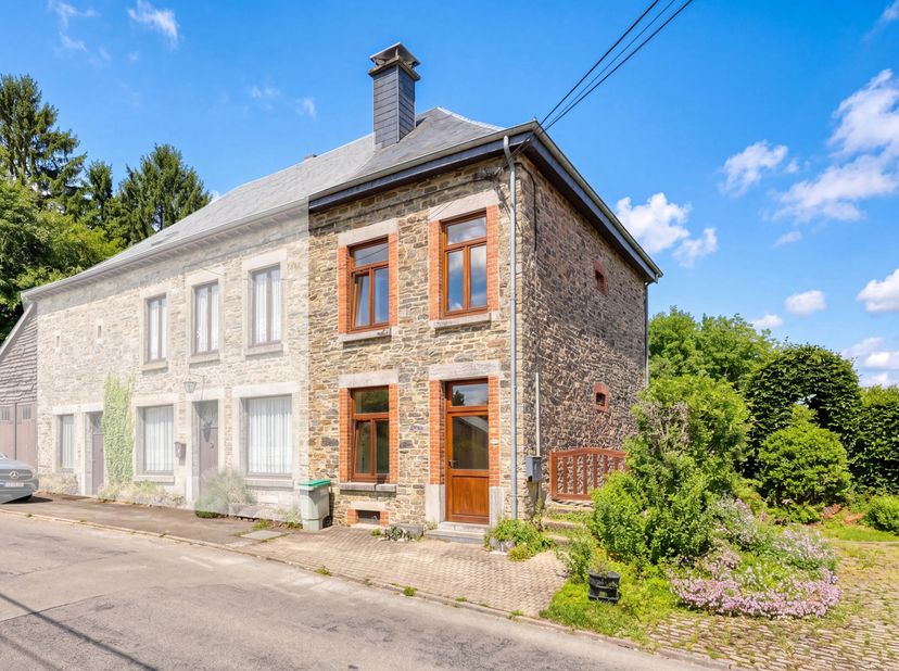 Située dans le charmant village de Porcheresse, au sein de la commune de Daverdisse, cette agréable maison vous séduira par son confort et son atmosph