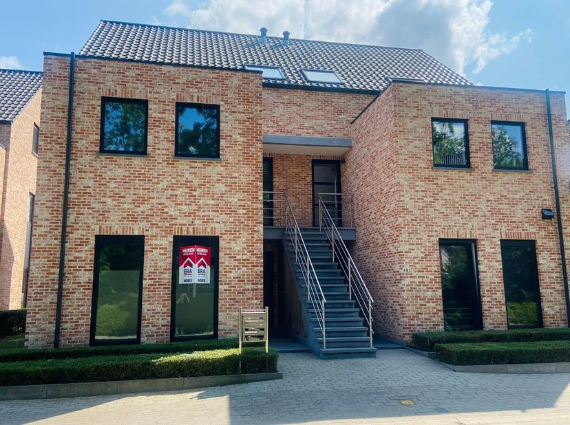 Gelijkvloers appartement met 2 slaapkamers, terras en twee autostaanplaatsen kortbij het centrum van Wellen.Dit appartement heeft een bewoonbare opper
