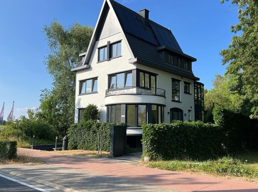 Karaktervolle villa, instapklaar met inpandige garage en tuin