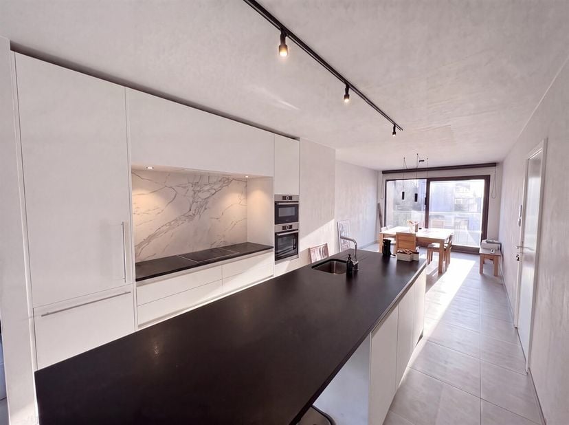 Dit appartement omvat een leefruimte  met open keuken, eetplaats, berging, twee slaapkamers, badkamer en een ruim terras dat uitkijkt op natuurgebied