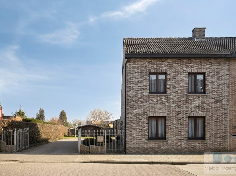 Op een centrale toplocatie te Kessel, bevindt zich deze goed onderhouden gezinswoning op mooi perceel van 671 m².<br />
<br />
Deze verrassend ruime H