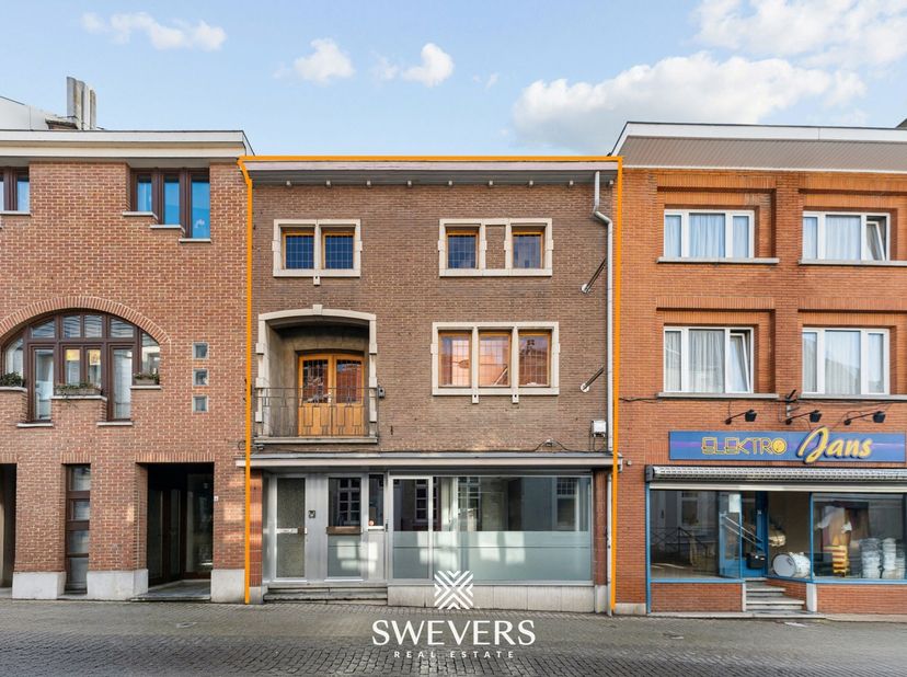Voor meer info en foto’s, surf naar www.swevers.be – In het centrum, op een levendige en vlot bereikbare locatie, bevindt zich dit karaktervolle hande