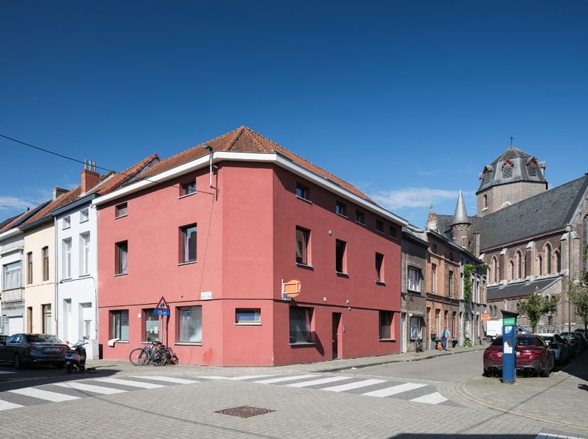 Opbrengsteigendom met 4 studentenkamers en 2 appartementen nabij het Rabot en de Tondeliersite<br />
<br />
Voor meer informatie of een bezoek, contac