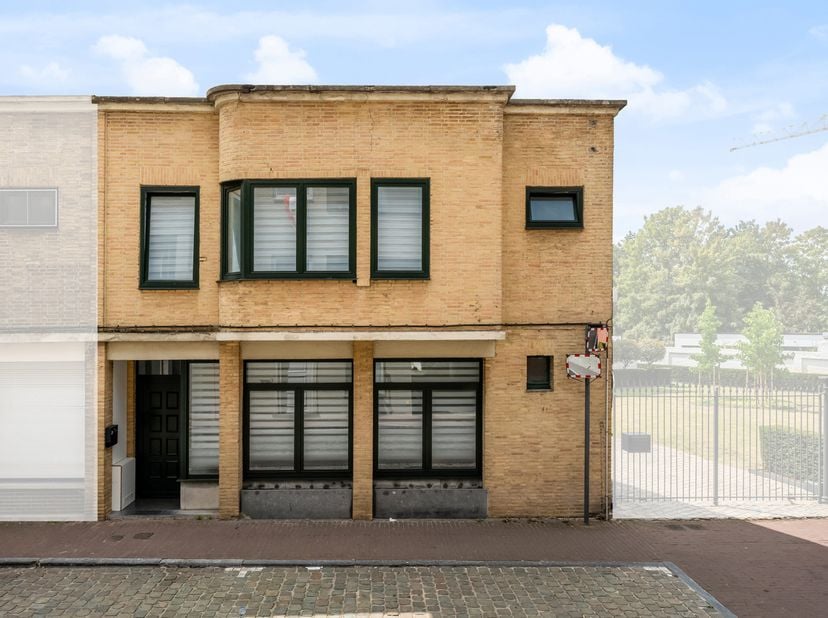 À VENDRE À ZELE !<br />
Maison prête à emménager avec 3 chambres, véranda, grand jardin et atelier, idéalement située au cœur de Zele.<br />
Située da