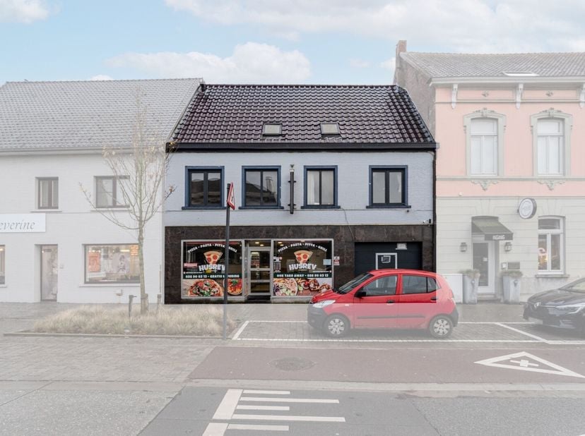 Dit pand biedt tal van mogelijkheden, zowel voor commercieel als residentieel gebruik. Het pand bestaat uit twee verdiepingen en is ideaal voor wie op