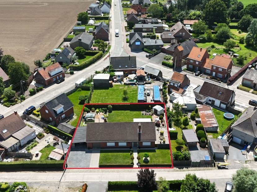 Op een rustige ligging, vlak bij het centrum van Kortemark, bevindt zich deze instapklare en uiterst verzorgde gelijkvloerse woning. Dankzij de volled