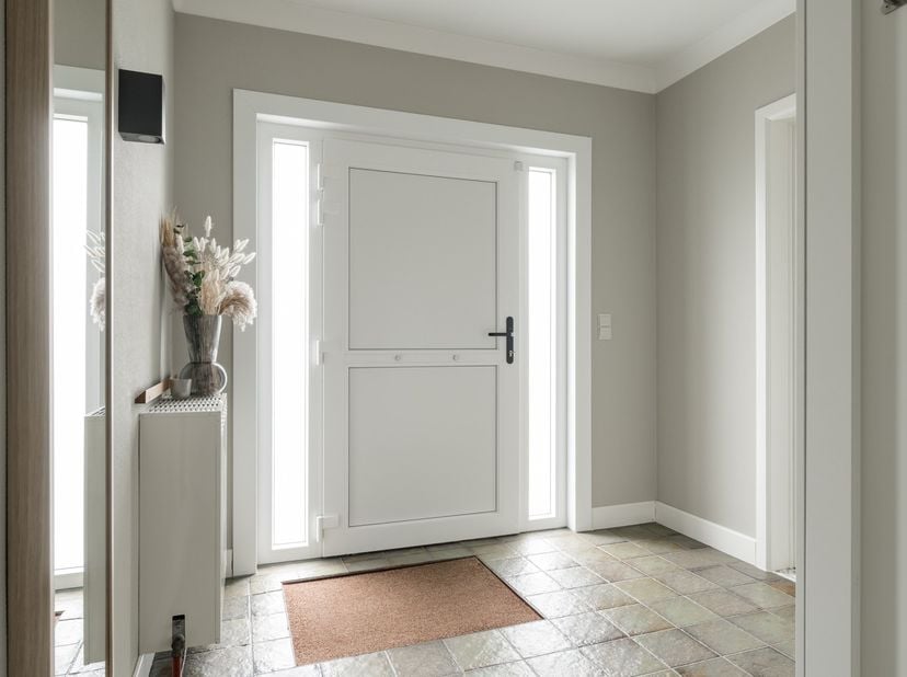 Op een prachtig perceel van maar liefst 2.073 m² bevindt zich deze verzorgde vrijstaande woning aan De Bemmert in Pelt. De woning combineert een ruime