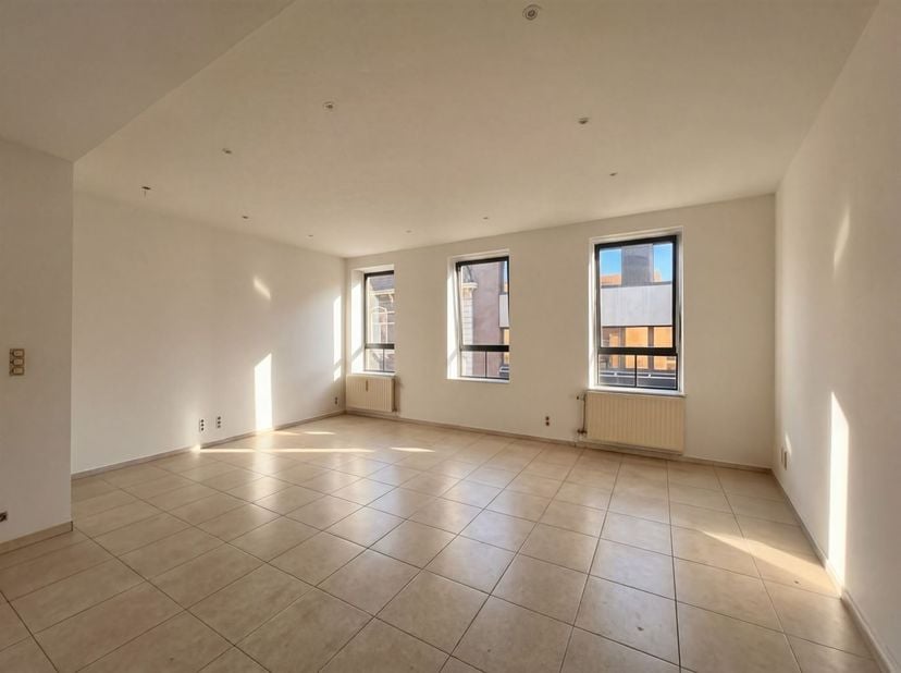Zeer ruim 2-slaapkamer appartement met groot terras in het centrum van Bree. <br />
<br />
ALGEMEEN: <br />
- Appartement gelegen op de eerste verd