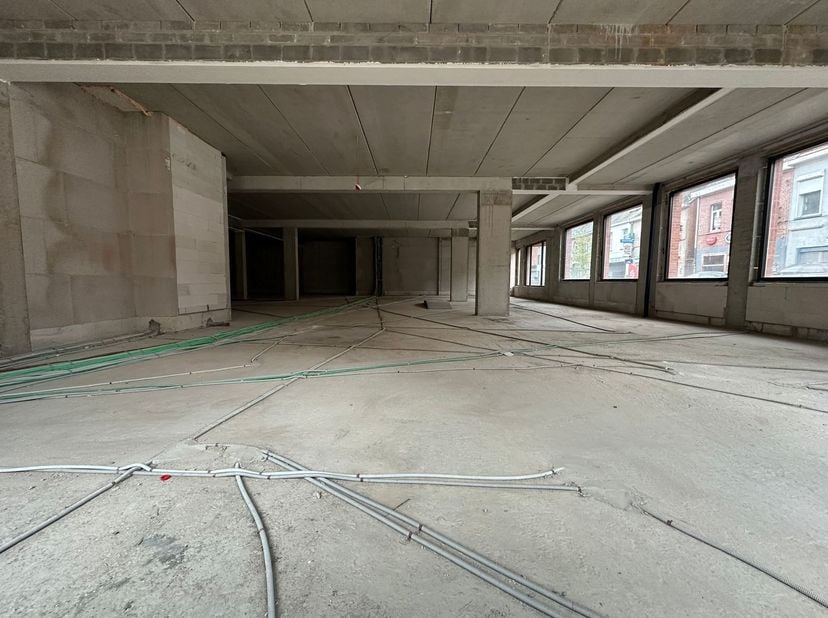 Gunstig gelegen commerciële ruimte midden in het centrum van Herenthout op de hoek Molenstraat - Zwanenberg<br />
<br />
Deze commerciële ruimte is