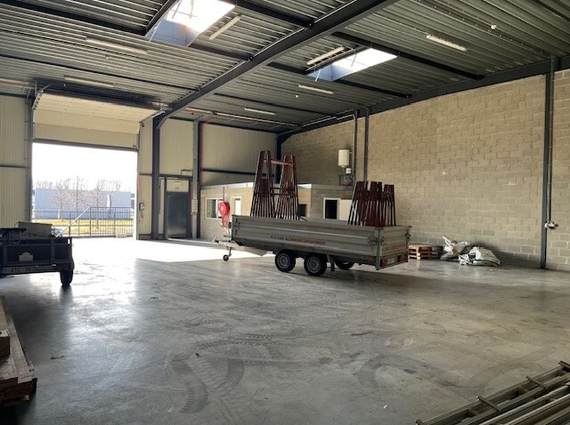 Unité PME neuve de 280 m² stratégiquement située à louer dans la zone industrielle de Genk-Zuid. Cet emplacement offre un accès direct aux sorties 30