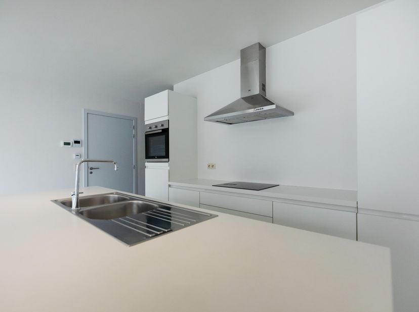 Ruim 3-slaapkamerappartement (117 m²) op het gelijkvloers — met dubbele ondergrondse staanplaats<br />
<br />
In de Lindestraat, op wandelafstand van