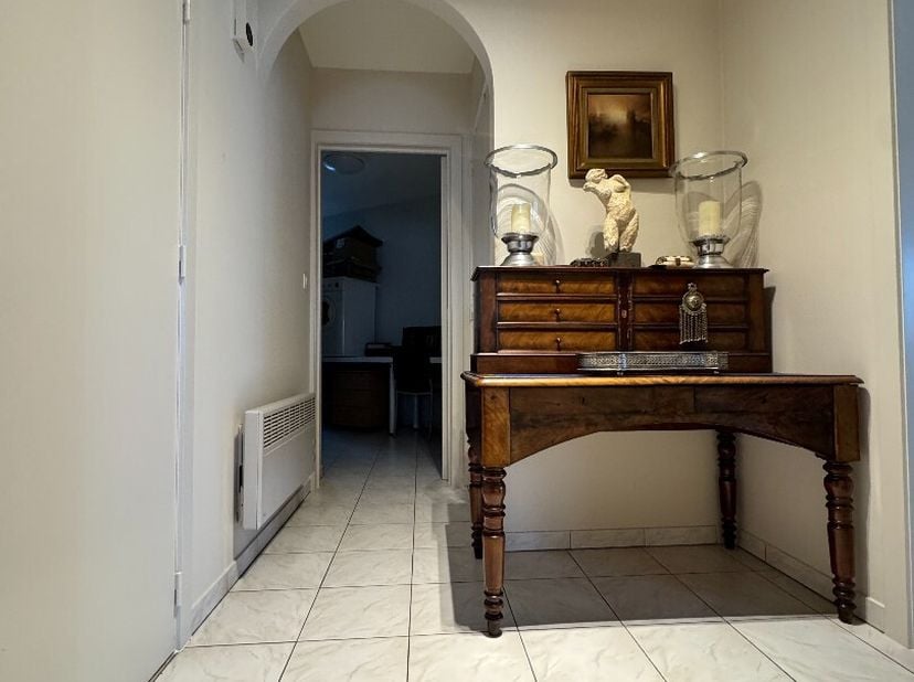 Ontdek dit aangename gelijkvloers appartement in het centrum van Koekelare, op wandelafstand van winkels, scholen en openbaar vervoer.<br />
Het appar