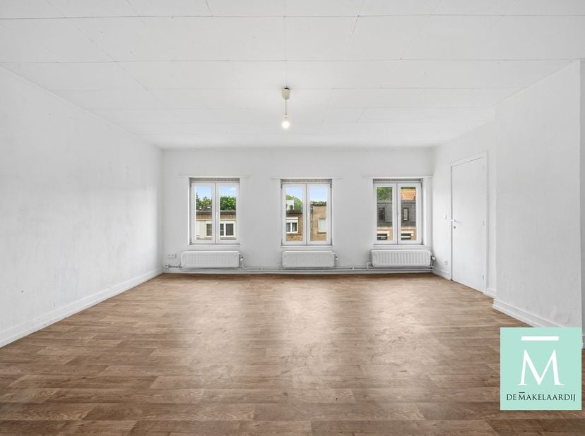 Op te frissen 2-slaapkamerappartement op strategische ligging!<br />
Dit lichtrijk appartement is gelegen op de tweede verdieping van een kleinschali