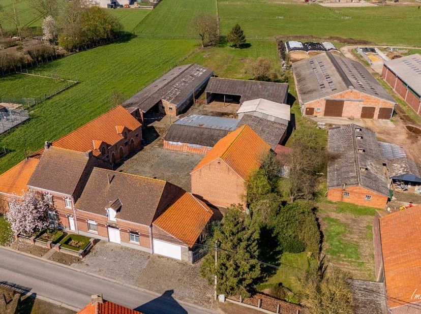 In een rustige en landelijke omgeving in Kortenaken bevindt zich deze charmante en karaktervolle boerderij, ideaal voor wie op zoek is naar een authen