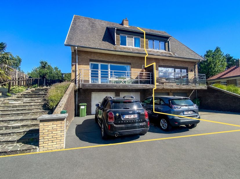 Deze ruime koppelvilla op 310m² met 4 slaapkamers te Koksijde-Bad is een unieke kans voor wie op zoek is naar comfortabele woon- of vakantieverblijf.