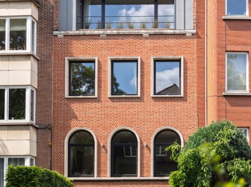 Prachtige, volledig gerenoveerde eengezinswoning met een uitgesproken eigenzinnige charme.<br />
Deze unieke woning is ontworpen met het oog op lichti