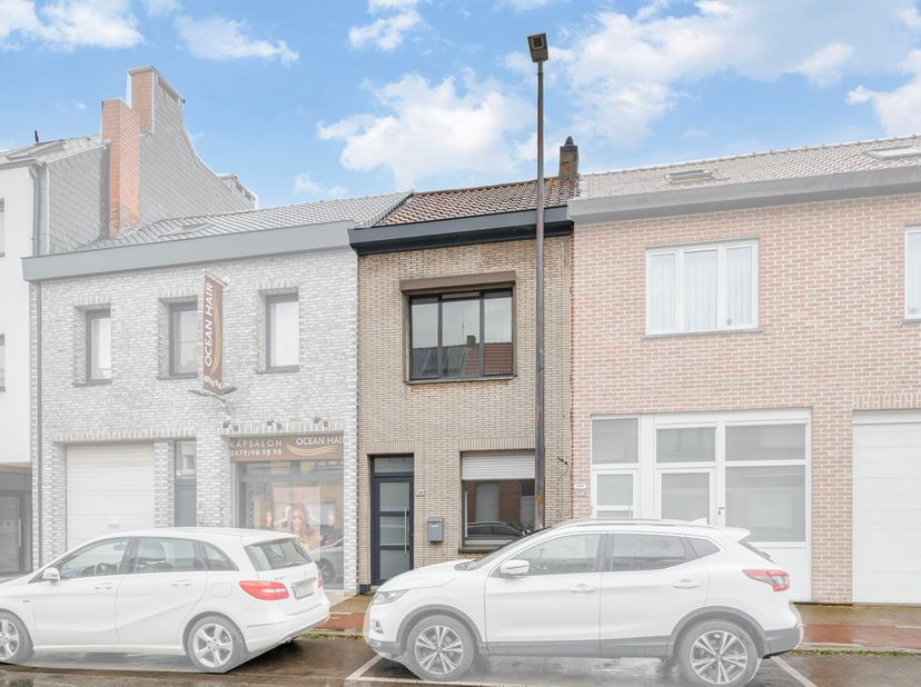 Nabij het centrum van Sint-Niklaas vindt u deze perfect onderhouden en instapklare woning. De woning biedt u op het gelijkvloers een inkomhal, een lic