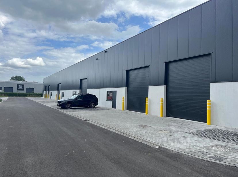 Een modern bedrijvenpark te Heist op den Berg van 300m².<br />
Kenmerken :<br />
- casco oplevering<br />
- vrije hoogte 6m<br />
- 1 sectionaal poort