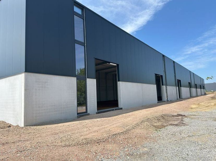 KMO-units Beringen: Nieuwbouw magazijnunits vanaf 204 m² met 6,5m vrije hoogte. Strategische ligging vlak bij E313 (10 min).<br />
<br />
--------<br