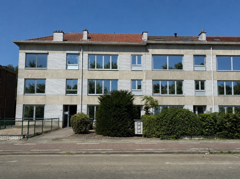 Dit vernieuwde appartement is rustig en centraal gelegen, in de nabijheid van openbaar vervoer, winkels en andere dagelijkse voorzieningen. Het bevind