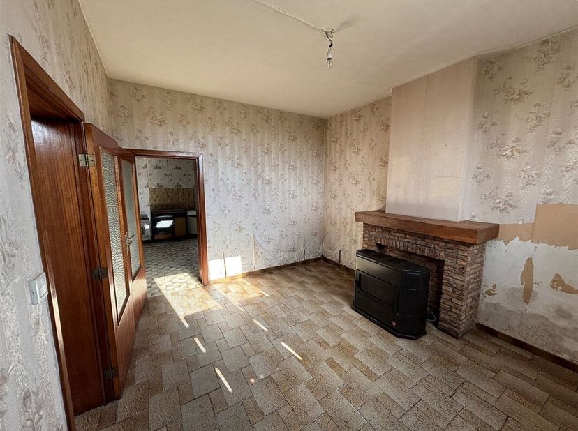 Bonne maison dhabitation 2 chambres, avec cour, sise à Péruwelz. <br />
Le bien, à rénover, comprend au rez-de-chaussée : un hall dentrée, un salon, u